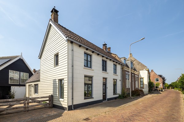 Te koop: Vrijstaande dijkwoning met 171 m² woonruimte, overdekte binnen-buitenkamer en royale master met walk-in closet. Recent in prijs aangepast.